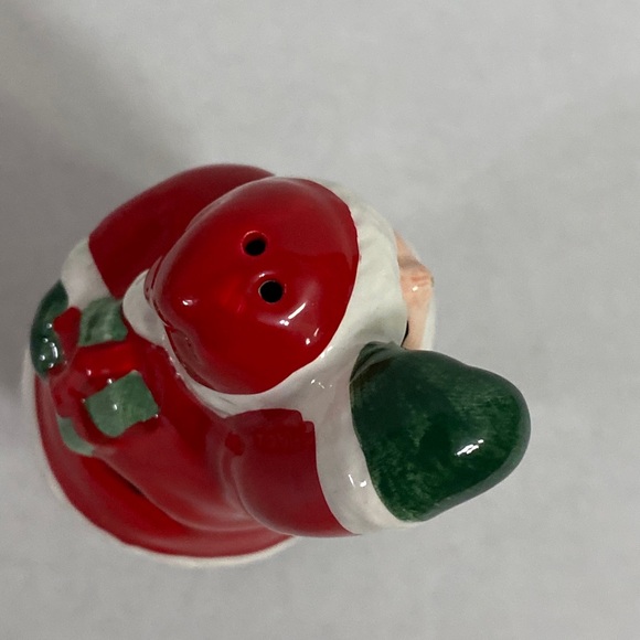 Kissing Santa And Mrs. Claus Salt and Pepper Shakers Christmas Table Kitschy - Picture 12 of 16